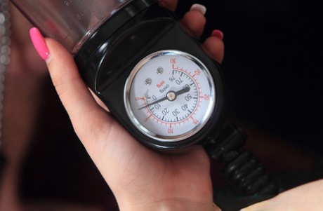 Молоденькая Баффи с большой грудью доминирует над своим другом-мужчиной в ошейнике и на поводке 10