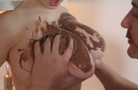 Грудастая Баффи покрывает огромные сиськи шоколадом во время минета 8