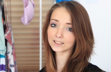 Молодая любительница Баффи раскрывает свои гигантские сиськи перед тем, как раздвинуть свою киску 2