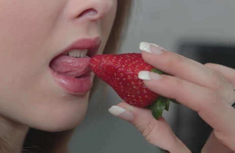 Молодая любительница Баффи освобождает свои огромные сиськи перед мастурбацией на стуле 3