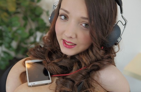 Симпатичная молодая грудастая Баффи лижет член своему парню, пока ее трахают в сиськи 1