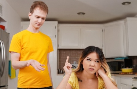 Молоденькая азиатка Лулу Чу обнажает свою шикарную задницу перед тем, как отсосать у своего сводного брата 8