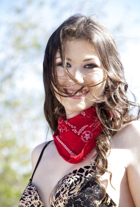 Порнозвезда Луна Стар снимает наряд наездницы, чтобы позировать обнаженной с пистолетом в пустыне 4