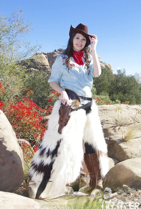 Порнозвезда Луна Стар снимает наряд наездницы, чтобы позировать обнаженной с пистолетом в пустыне 2