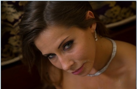 Жонглирующую милфу Мэдисон Айви вылизывают и жестко трахают в ее киску 16