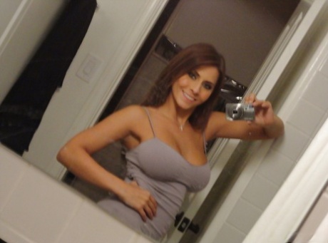 Горячая бывшая девушка Мэдисон Айви обнажает красивые дыни и шикарную задницу, делая селфи 3