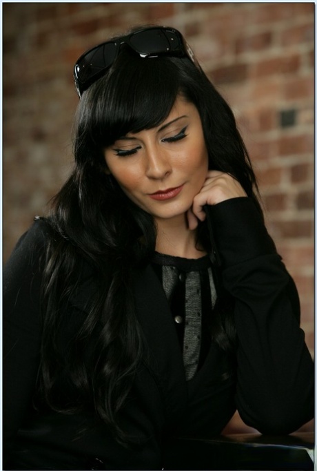 Вульгарная брюнетка Мэдисон Айви раздевается в юбке и на каблуках в баре 9