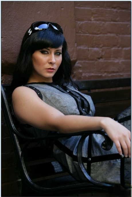 Вульгарная брюнетка Мэдисон Айви раздевается в юбке и на каблуках в баре 15