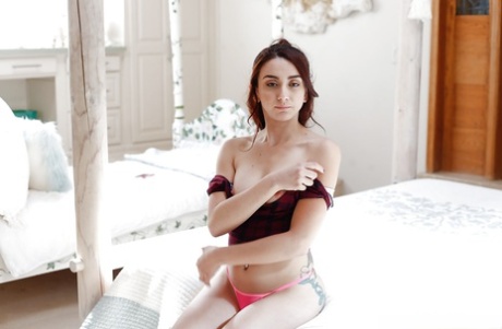 Молоденькая куколка Мэнди Мьюз дрочит свою киску и жопу крупным планом 7