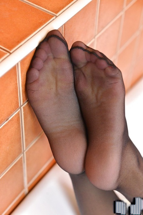 Симпатичная соло-красотка Меган Рейн лижет свои собственные пальчики, обтянутые нейлоном 7