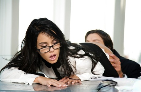 Брюнетка-порнозвезда Меган Рейн, украшенная очками, занимается жестким сексом в офисе 3