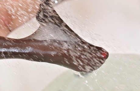 Симпатичная соло-красотка Меган Рейн лижет свои собственные пальчики, обтянутые нейлоном 12