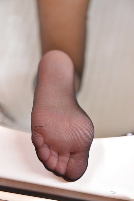 Симпатичная соло-красотка Меган Рейн лижет свои собственные пальчики, обтянутые нейлоном 10