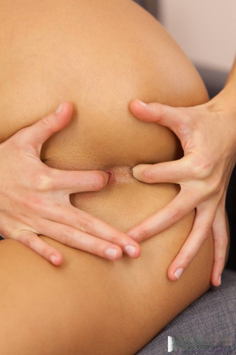 Худенькая молодая девушка Мелена Мария ласкает пальцами свою бритую киску 8