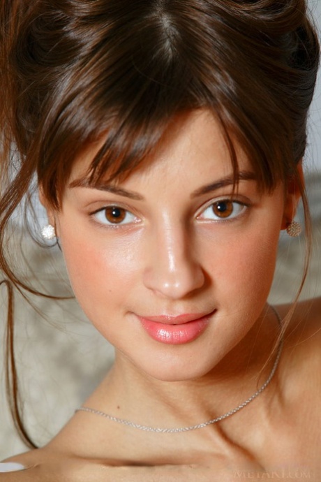 Симпатичная девушка-подросток в розовом нижнем белье Мелена раскрывает свою возбужденную киску 11