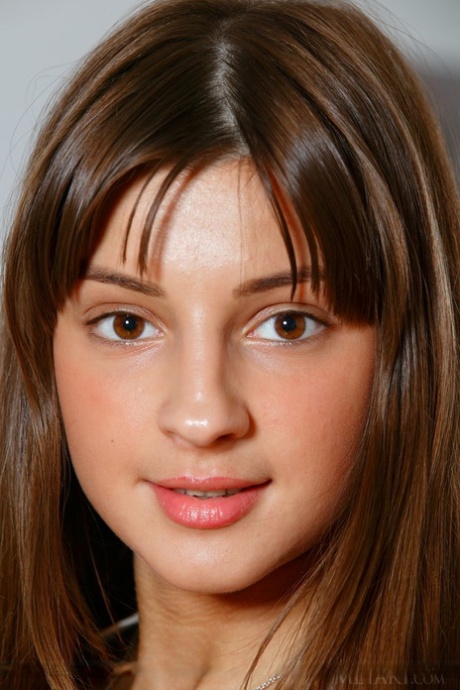 Симпатичная девушка-подросток в розовом нижнем белье Мелена раскрывает свою возбужденную киску 1