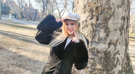 Молоденькая блондинка Мелоди Маркс мелькает в общественном месте перед сексом ММФ 1