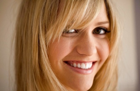 Желанная красотка-подросток с пышной попкой, снимающая свое нижнее белье 8