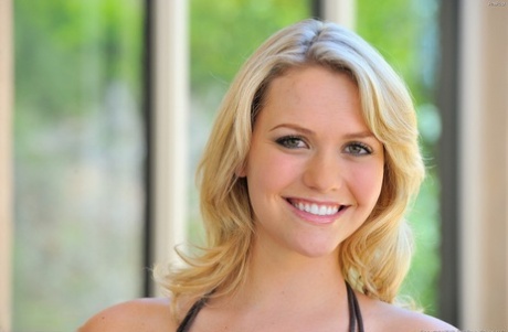 Юная красотка со светлыми волосами переодевается в короткое платье для публичного показа 11