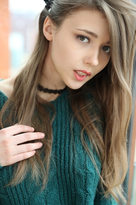 Красивая девушка освобождает свои натуральные сиськи от свитера, прежде чем раздвинуть свою пизду 2