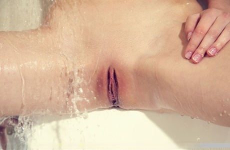 Молодая красотка Мила Азул качает своими большими сиськами, показывая свою красивую пизду в ванне 6