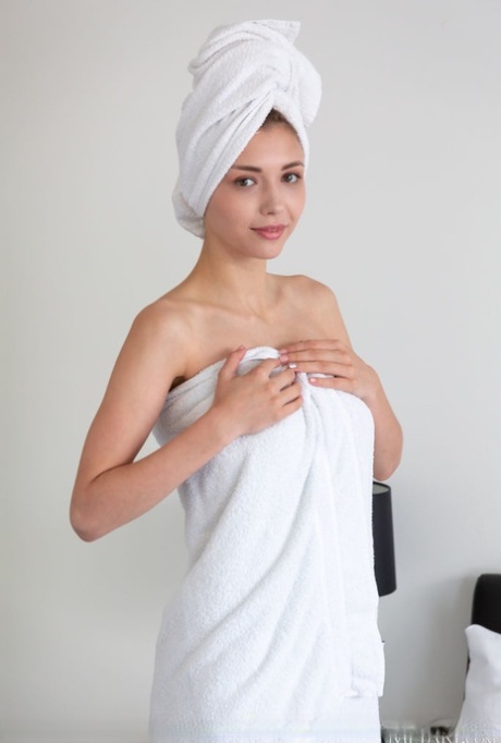 Молоденькая Мила Азул с большой грудью демонстрирует свою сладкую киску после купания 1