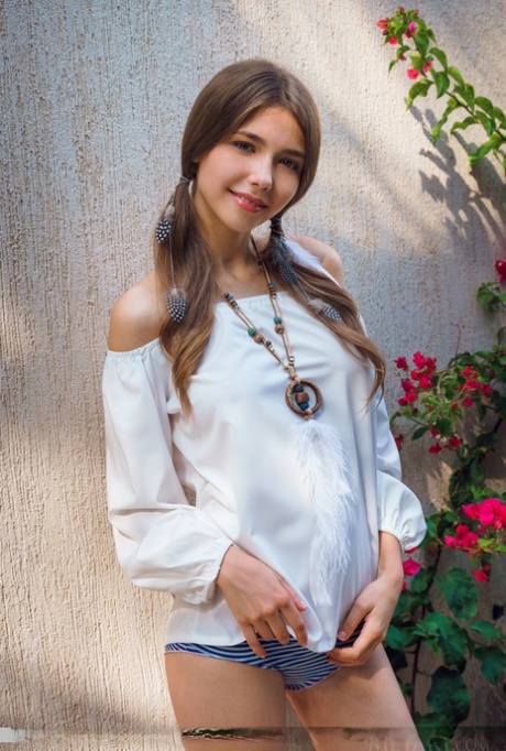 Молодая евро-девушка Мила Азул раздевается догола, ее волосы заплетены в косички 1