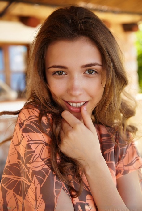 Худенькая девушка Мила Азул снимает свое платье, чтобы позировать обнаженной на столе для пикника 2