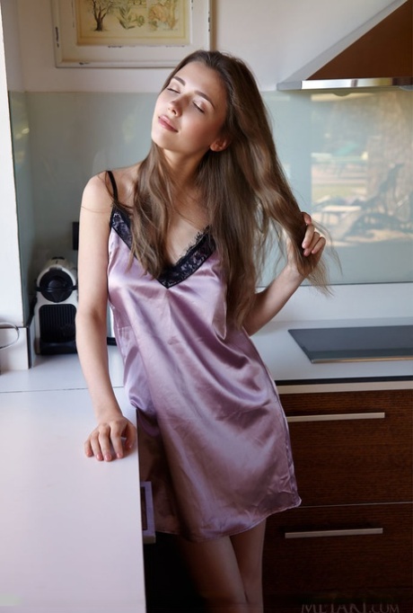 Стройная молоденькая Мила Азул обнажает красивые сиськи, прежде чем показать свою аппетитную киску 2