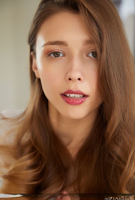 Красивая молодая модель Мила Азул полностью раздевается в столовой 3