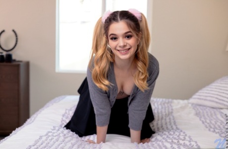 Симпатичная молодая девушка Молли мизинцем раздвигает свою киску с косичками 7