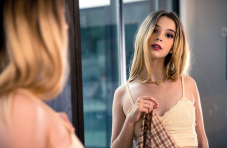 Горячая молоденькая Молли Литтл дразнит своего сводного брата, прежде чем трахнуть его 9