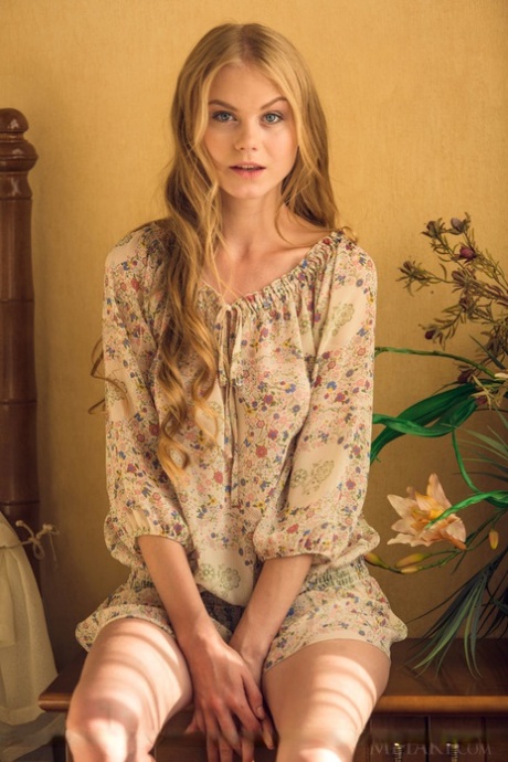 Симпатичная блондинка Нэнси А снимает свое платье в цветочек, чтобы позировать обнаженной 6