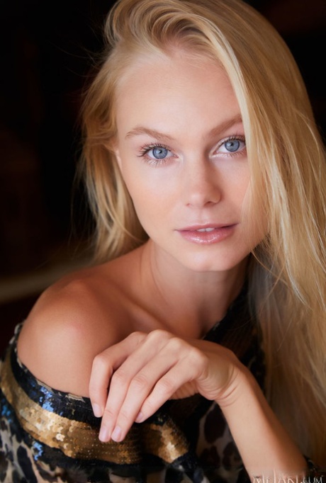 Красивая молоденькая блондинка Нэнси А полностью раздевается на Честерфилде 2