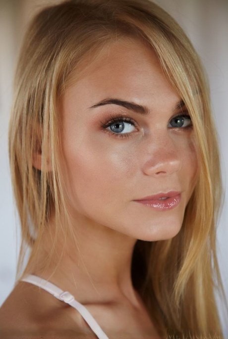 Высокая стройная блондинка Нэнси А позирует обнаженной с широко раздвинутыми длинными ногами 2