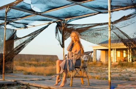 Едва законнорожденная блондинка Нэнси А полностью раздевается у океана 4