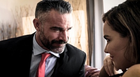 Грудастая молоденькая Наташа Найс участвует в жестком сексе сразу с двумя мужчинами 2