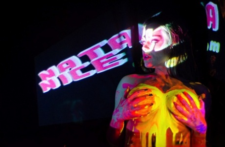 Соло-девушка Наташа Найс играет со своими большими сиськами под черным освещением 13