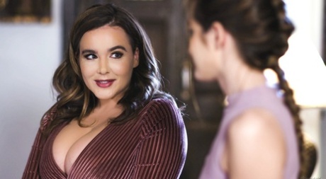 Молодая девушка и ее грудастая мачеха участвуют в лесбийском сексе на кровати 3