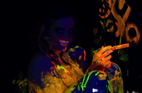 Соло-девушка Наташа Найс играет со своими большими сиськами под черным освещением 15