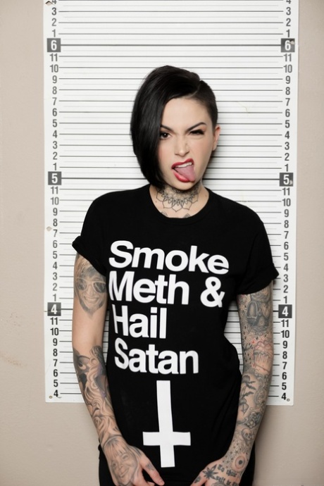 Различные девушки лесбиянки трахаются и целуют языком девушек-единомышленниц 13