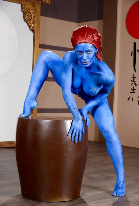 Рыжеволосая фетишистка Николь Энистон выставляет напоказ большие голые сиськи в краске для тела 13