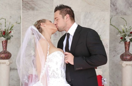 Групповая вечеринка после свадьбы с сексуальными мамочками Джулией Энн и Николь Энистон 1