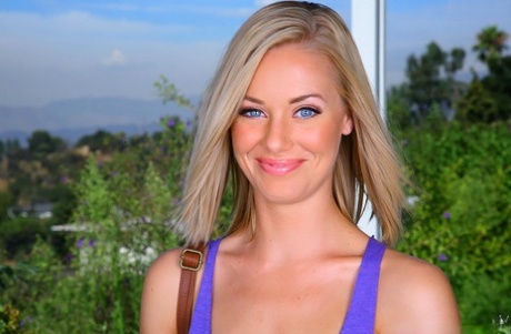 Божественно красивая блондинка Николь Энистон трет свою мокрую киску 1