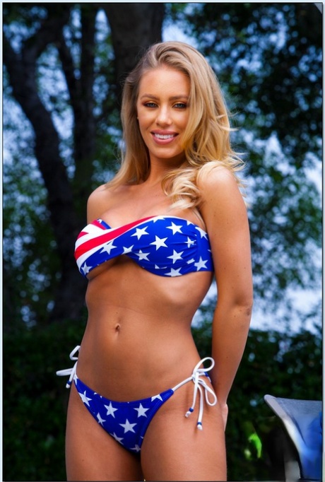 Привлекательная блондинка Николь Энистон снимает свое бикини у бассейна 1