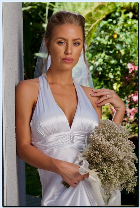 Потрясающая невеста в чулках избавляется от своего платья и нижнего белья 1