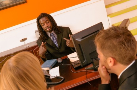 Горячая зрелая Нина Хартли на высоких каблуках сверкает горячей юбкой в трусиках в офисе 13