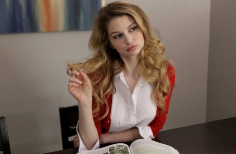 Грудастую школьницу трахает студент мужского пола, пока подруга наблюдает 2