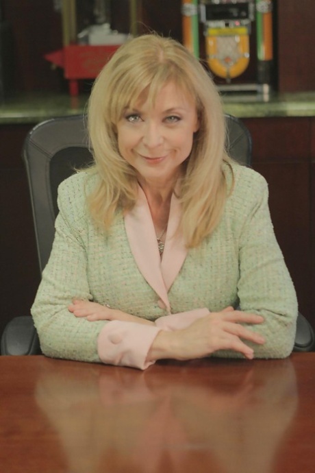 Зрелая блондинка Нина Хартли показывает свои большие сиськи в чулках 4