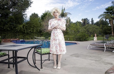 Зрелая порнозвезда Нина Хартли позирует на открытом воздухе в подвязках и нейлоновых чулках 2